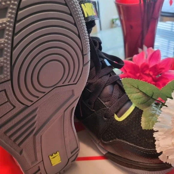 Nike Women’s Sneakers - Picture 8 of 8